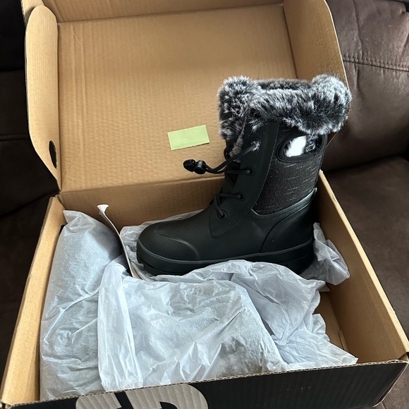 Bogs Kids Winter Boots Size 1 - Picture 1 of 5